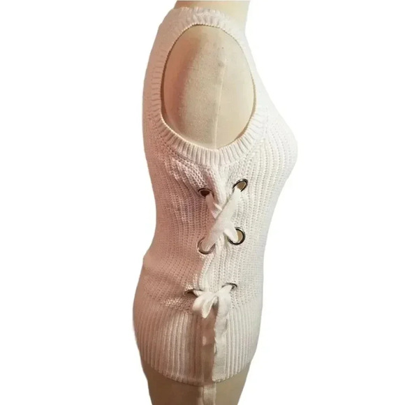 {Lovers + Friends} Short Sleeve Laced Sweater - Picture 4 of 11